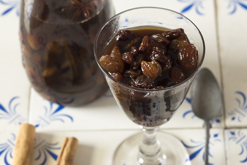 glaasje boerenjongens met rozijnen en kaneelstokje